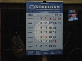                    インドネシアのカレンダー。                   このような縦書きが、インドネシアでは普通らしい。